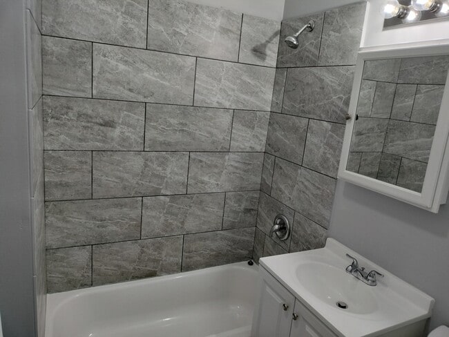 Building Photo - 1413 W 66th St