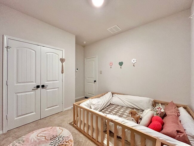 Building Photo - 401 Town Lk Bnd