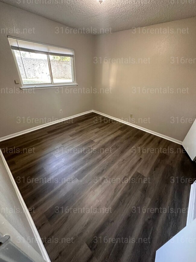 Building Photo - $950 - 2 bedroom / 1 bathroom home with a bonus loft!
