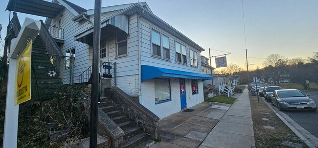 Primary Photo - 4 Bedroom, 1 bathroom Apartment in Downtow...