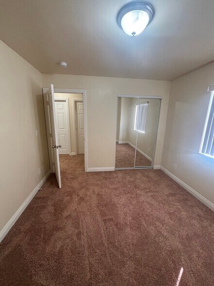 Building Photo - 1011 E 56th St