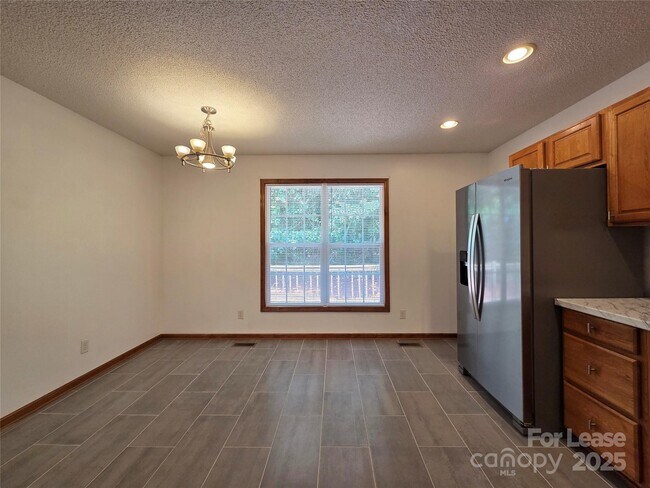 Building Photo - 4641 Hickory Grove Rd