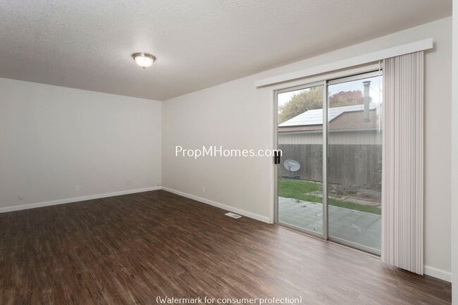 Building Photo - Quaint Ranch Style Home with Fenced Yard!