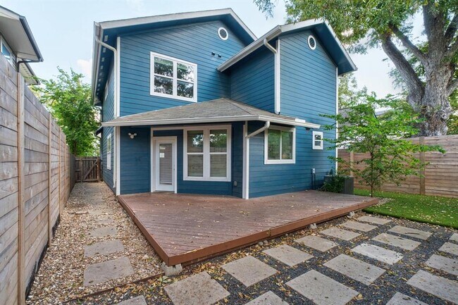 Building Photo - 2311 Santa Rita St