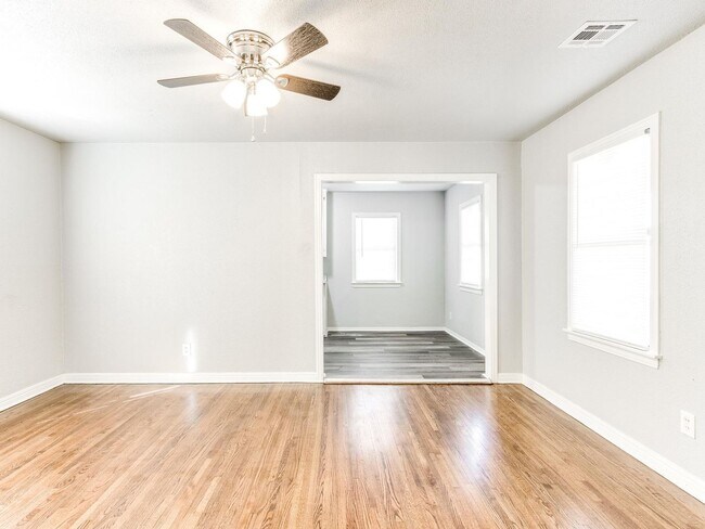 Building Photo - Charming 2 bed 1 bath home with many updates!