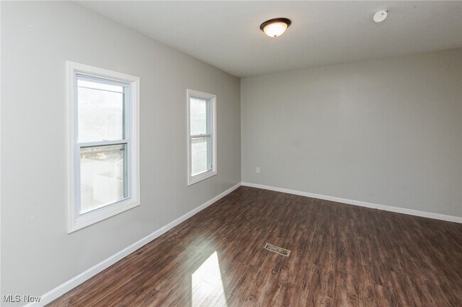 Building Photo - 2035 Chesterland Ave