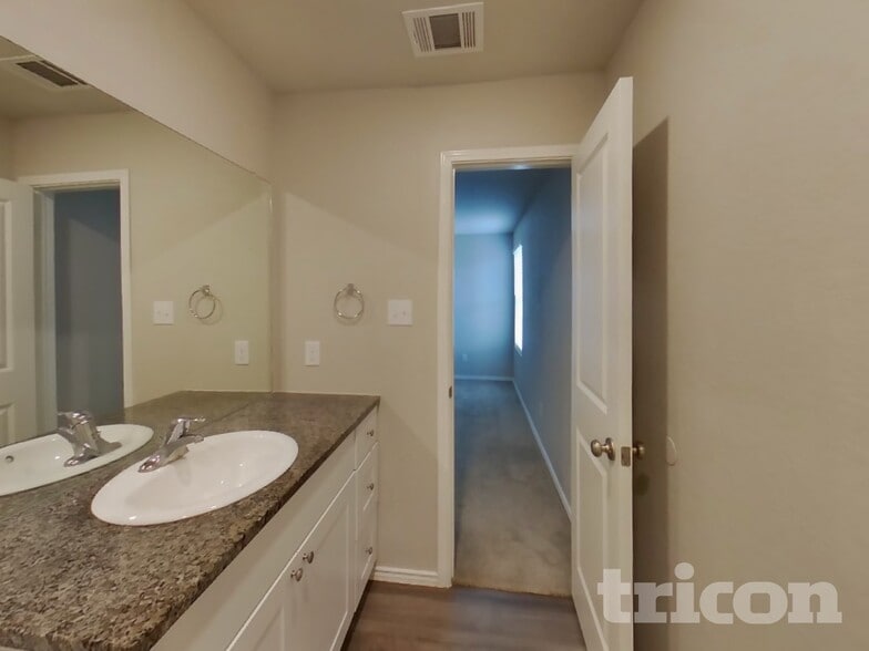 Building Photo - 102 Elizondo Way