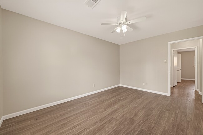 Building Photo - 9502 Skyline Dr