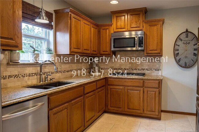 Building Photo - Large | 4 Bed | 3 Bath | South Tulsa