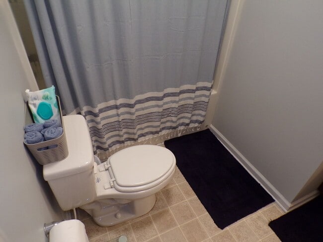 Building Photo - Two Bedroom Two and half Bathrooms Townhome!