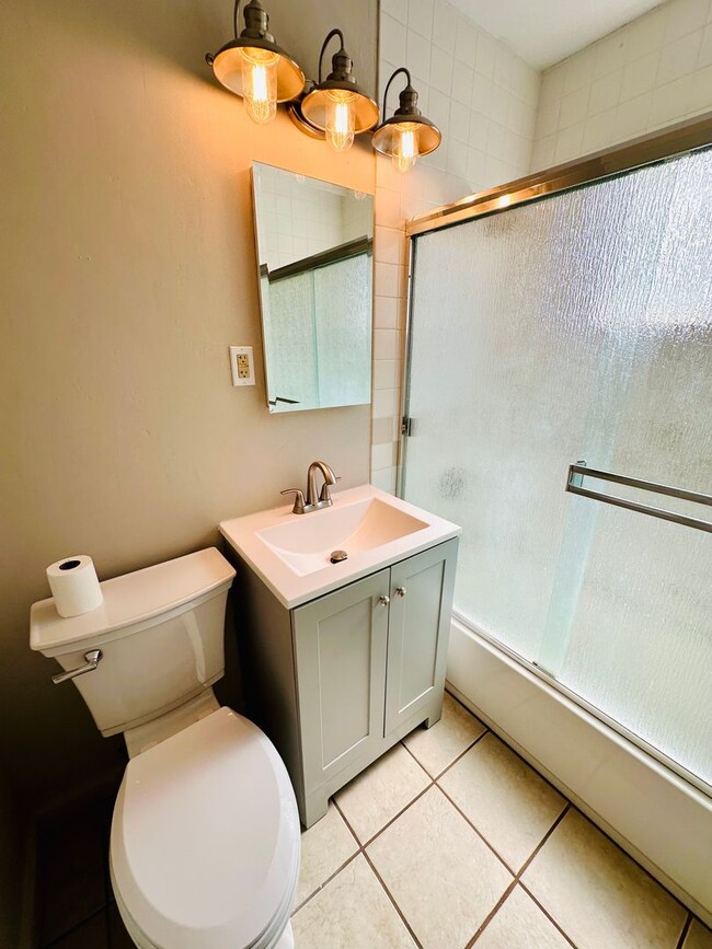 Building Photo - Charming 3 Bedroom Home