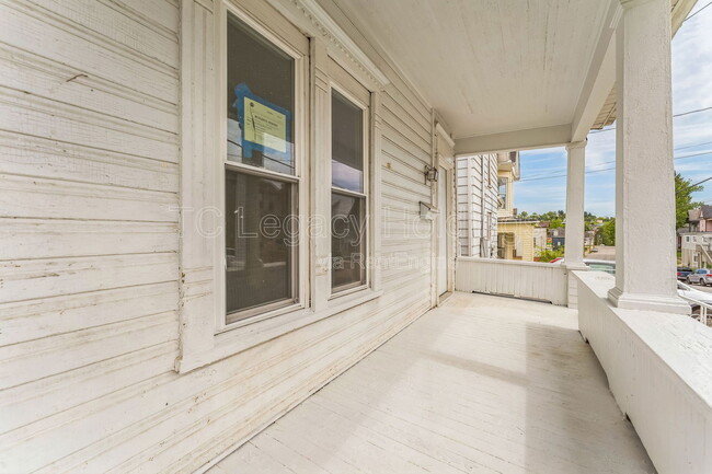 Building Photo - 421 Walnut Ave