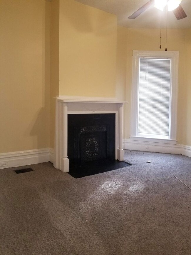 Building Photo - Historic 2 BR House! Bonus Room, W/D Hooku...