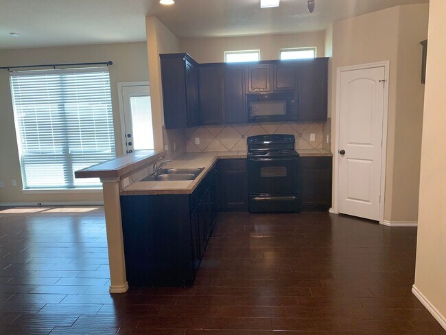 Building Photo - 2 Story Duplex / Interior Washer & Dryer C...