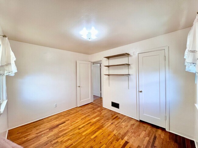 Building Photo - Cozy 2 bed 1 bath Home with Fenced Yard!