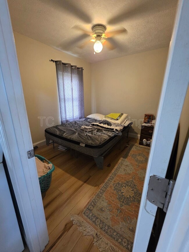 Building Photo - 419 1/2 Walnut Ave