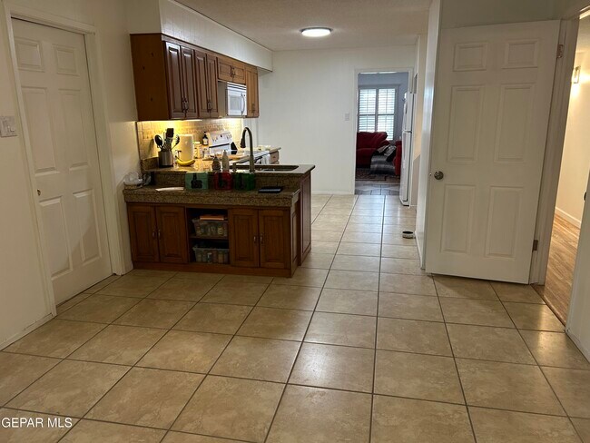 Building Photo - 3019 Cork Dr
