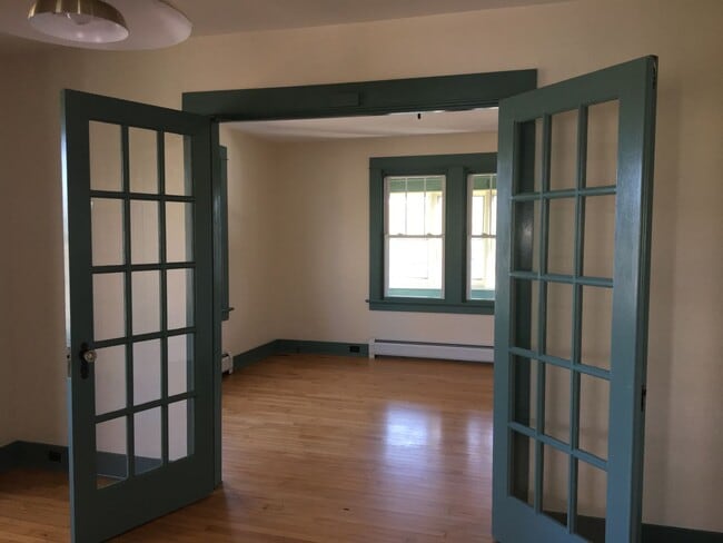 Building Photo - Lovely Single-Family 3BR Home in Vergennes...