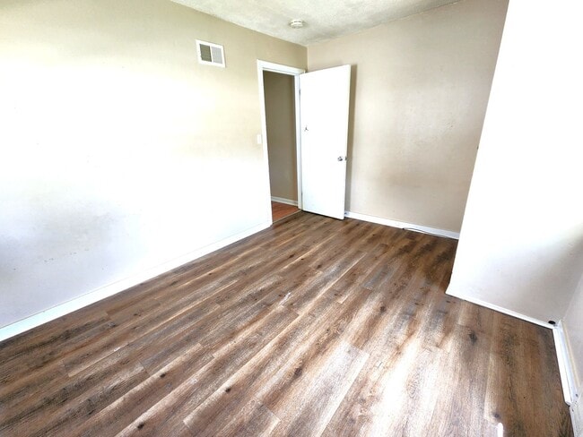 Building Photo - 3-bedroom single family - Available now!