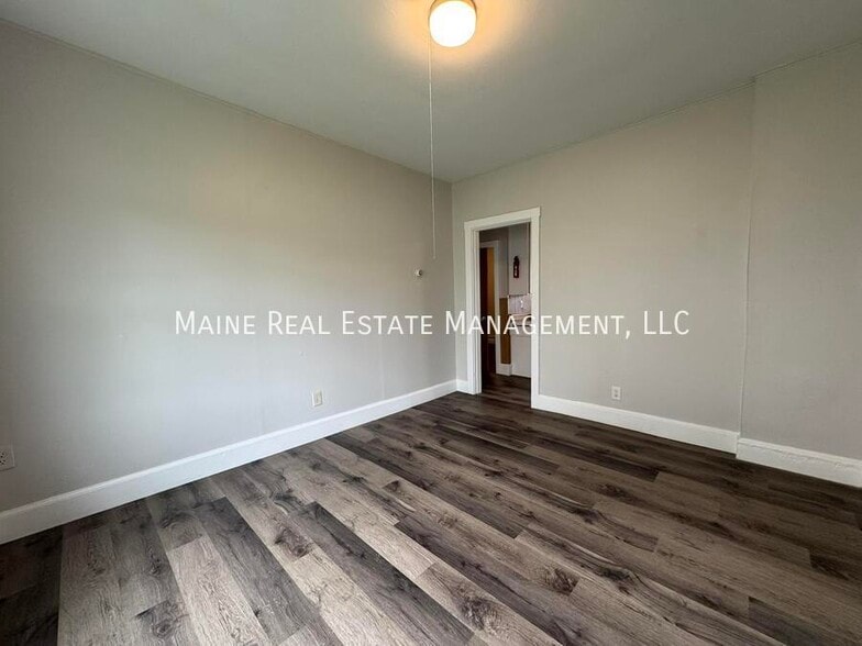 Building Photo - 172 College Ave