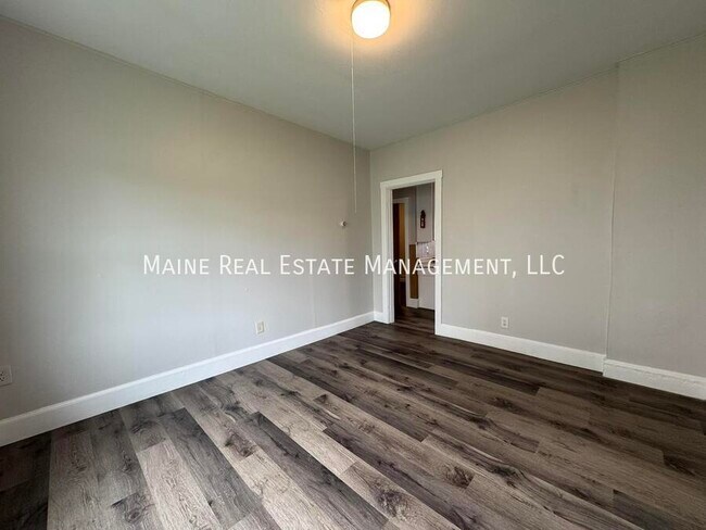 Building Photo - 172 College Ave