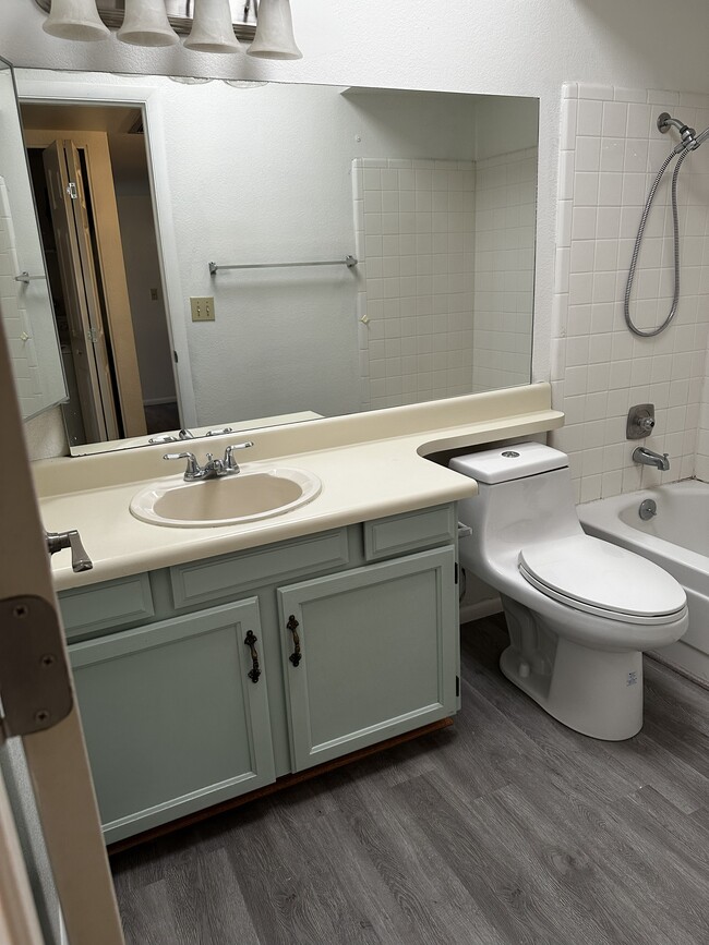 Building Photo - Calle Norlo