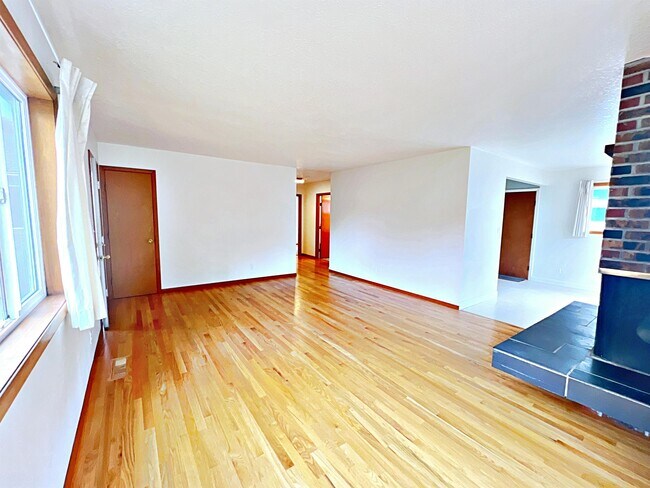 Building Photo - 3385 SE 10th Ave