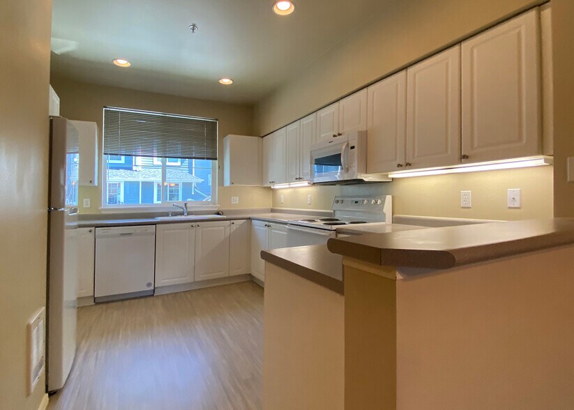 Building Photo - 16125 Juanita Woodinville Way NE