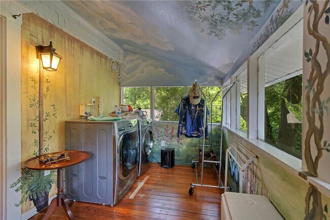 Building Photo - Queen Anne Victorian Estate