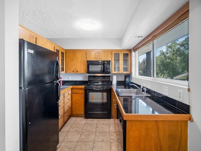 Building Photo - Modern Comfort: 1-Bedroom Apartment with B...