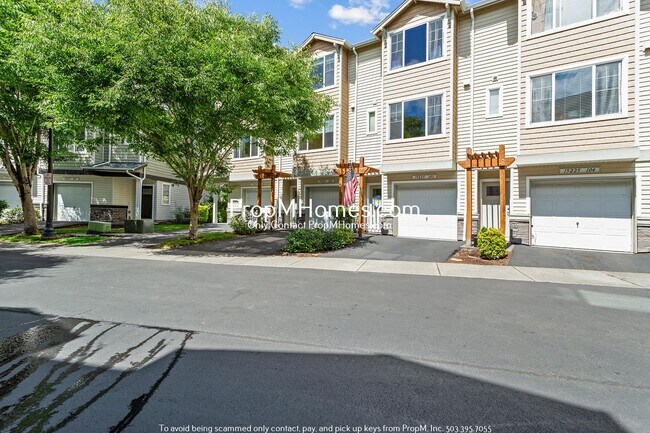 Building Photo - Two Bedroom Condo in Progress Ridge - Lake...
