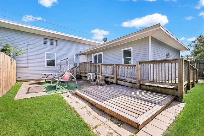 Building Photo - 2328 Wimcrest St