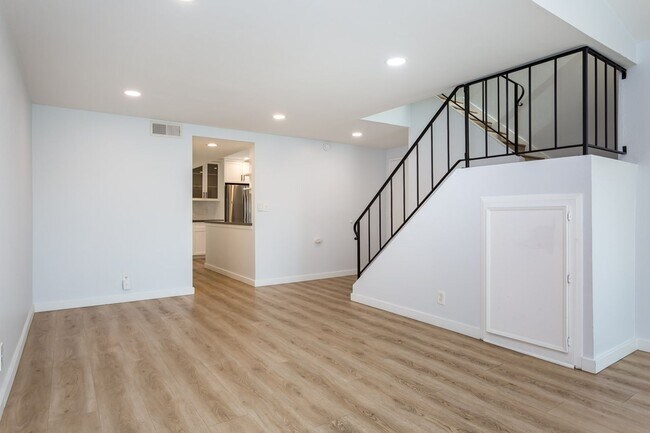 Building Photo - Charming Two Story Home!