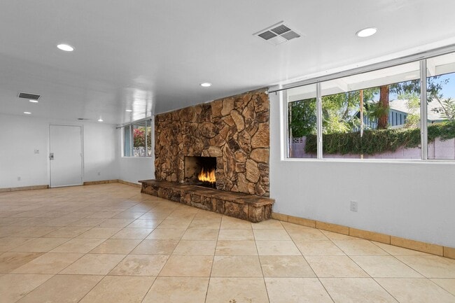 Building Photo - Prime ASU Location 5BR Home with Pool & Garage