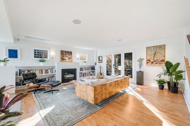 Building Photo - 5 br, 3.5 bath House - 903 Lakeside Avenue...