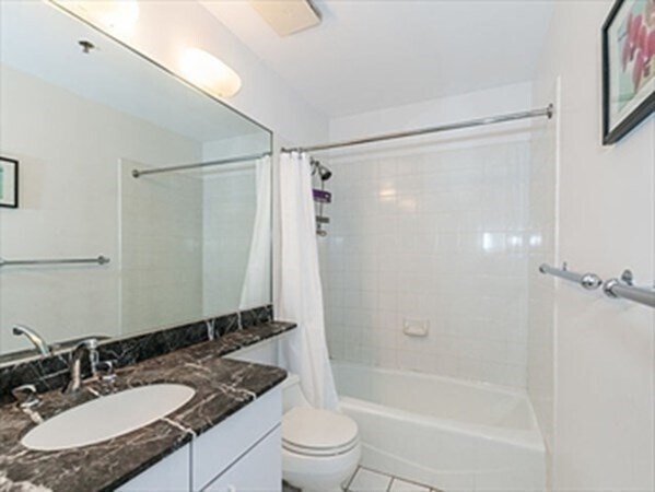 Building Photo - 416 Marlborough St