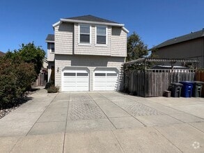 Building Photo - 4-Bedroom Home Near the Beach