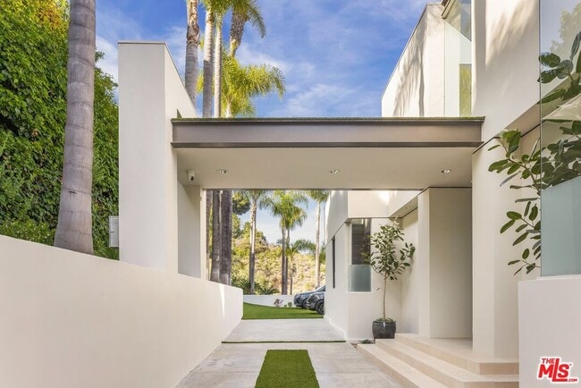 Building Photo - 9405 Sierra Mar Pl