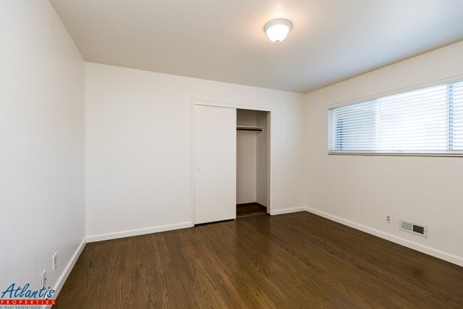 Building Photo - Williams Way 1030/1032