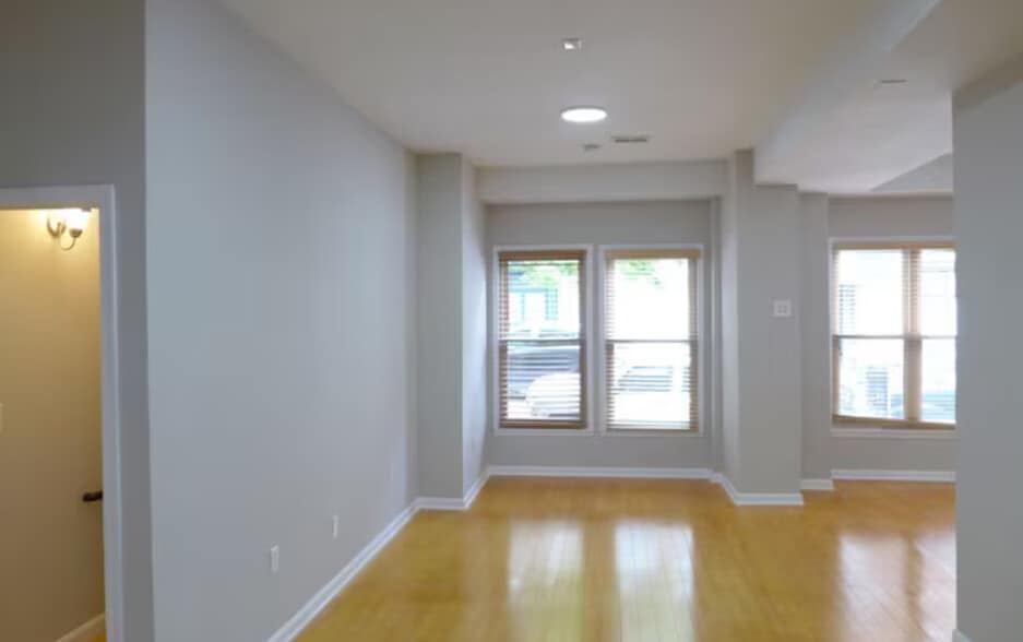 Primary Photo - 324 Park Ave