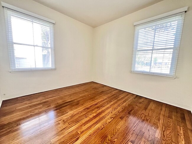 Building Photo - Charming 2-Bedroom Home with Hardwood Floors & Fireplace Near the Traffic Circle