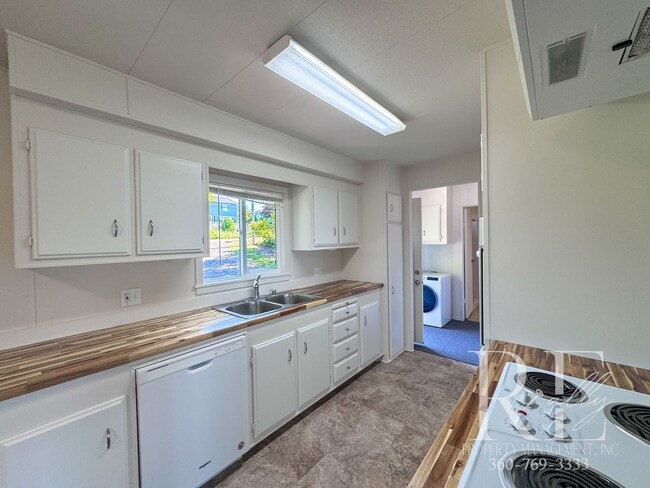 Building Photo - Coastal 3-Bed Home with Stunning Puget Sou...