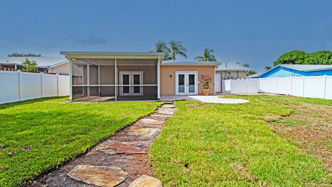 Building Photo - 8804 SE Jardin St