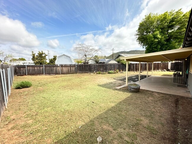 Building Photo - Beautiful House 3RB/1BA Single Family Home with 2 Car Garage & Large Fenced Backyard.