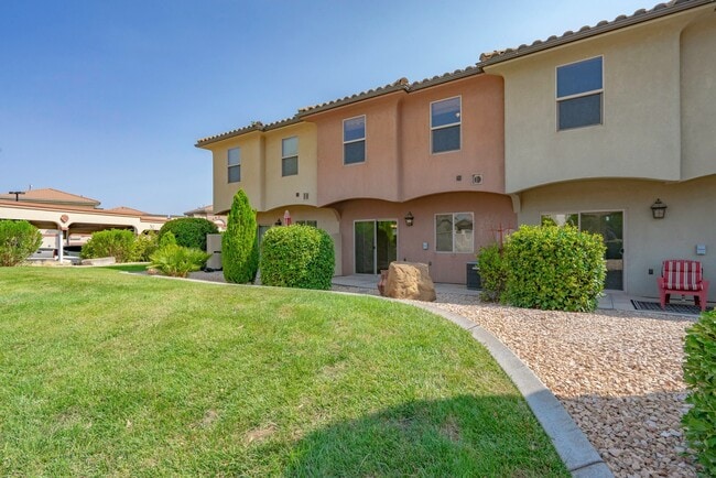 Building Photo - Upgraded 3 Bedroom Townhome in Desirable Southgate Community