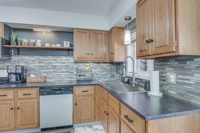 Building Photo - Modern 3BR Duplex with Abundant Natural Light