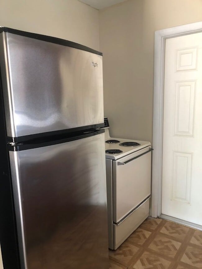 Building Photo - 3 Bed 1 Bath Home | Single Car Garage and ...