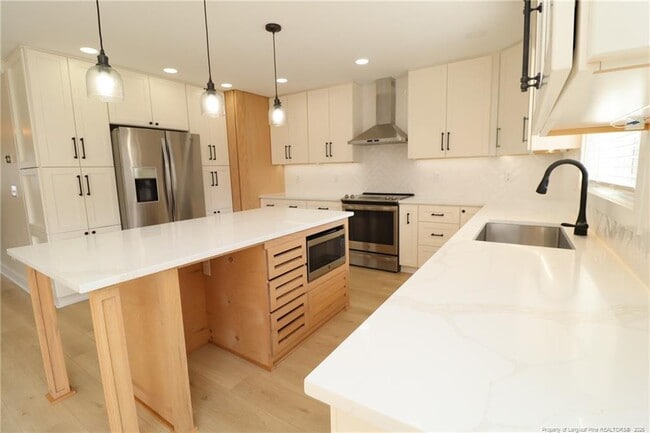 Building Photo - 240 Trayesan Dr