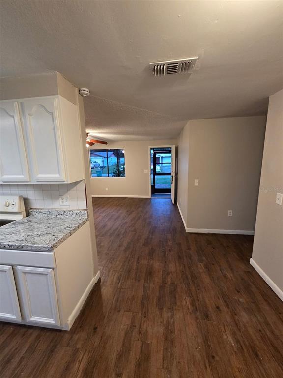 Building Photo - 39611 Meadowood Loop