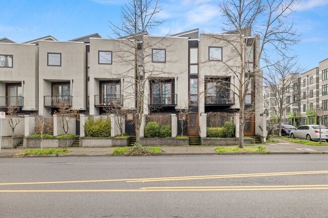 Building Photo - 2 BR 2 BA Townhome in North Tabor- 3 Levels!